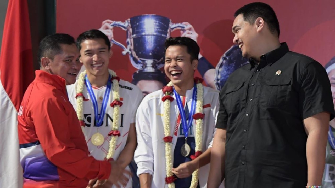 Menpora Dito Arioetedjo bersama Sekjen PBSI Mohammad Fadil Imran saat menyambut kedatangan Jonatan Christie, Anthony Sinisuka Ginting, Fajar Alfian/Muhammad Rian Ardianto di terminal 3 Bandara Soekarno-Hatta, Cengkareng, Tangerang, Senin (18/3/2024) malam. (Foto: Bagus/kemenpora.go.id)