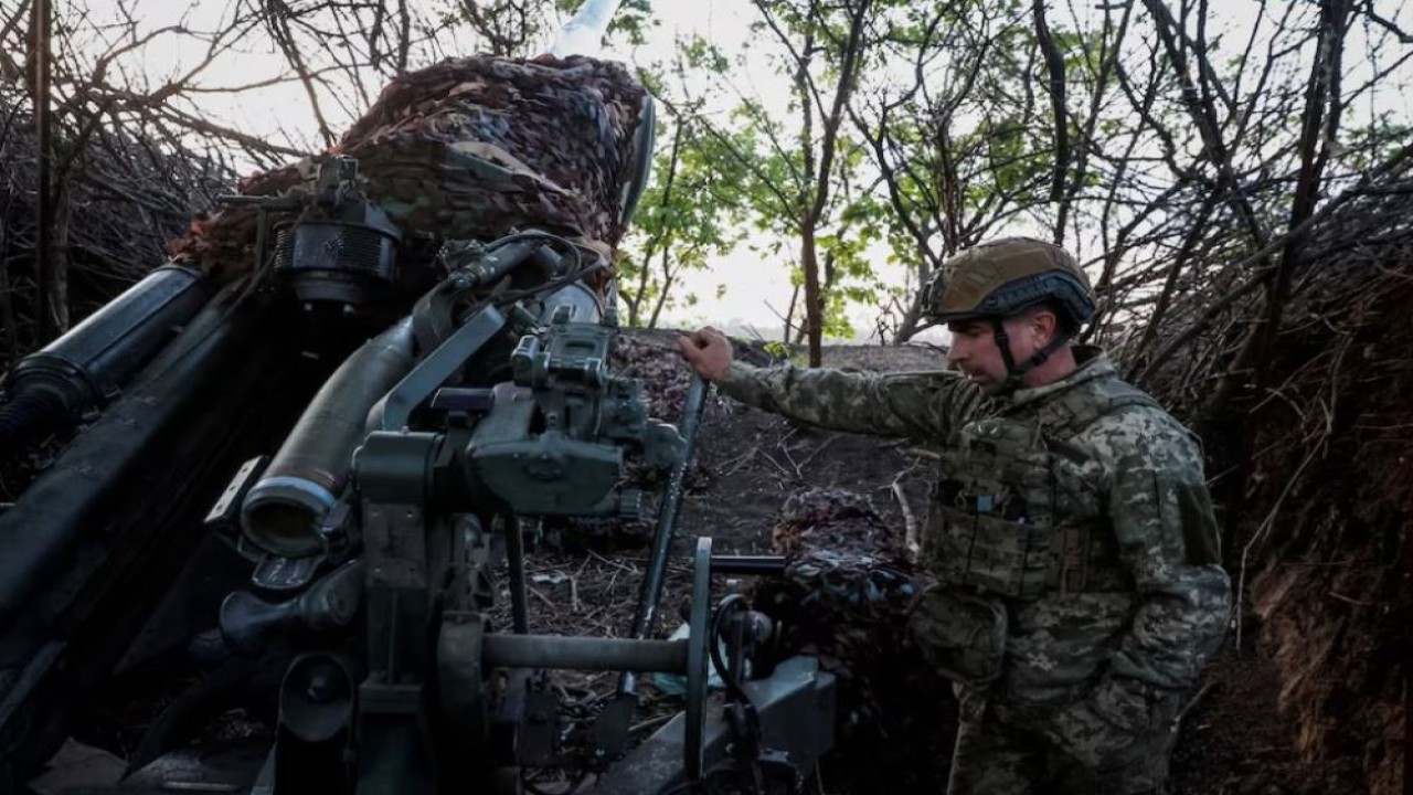 Seorang prajurit dari brigade artileri terpisah ke-1148 Pasukan Serangan Udara Ukraina menyiapkan howitzer M777 untuk menembak ke arah pasukan Rusia, di tengah serangan Rusia ke Ukraina, di wilayah Donetsk, Ukraina 20 April 2024. (Foto: Radio Free Europe/Radio Liberty/Serhii Nuzhnenko via Reuters)