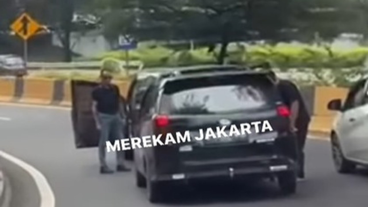 Tangkap layar - Seorang pengendara mobil terlibat dalam cekcok. (Instagram)