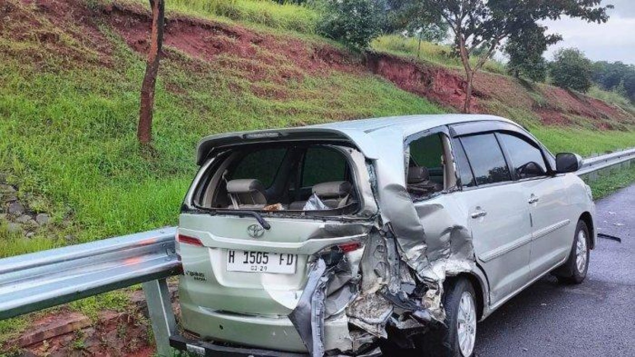 Mobil Innova yang terlibat kecelakaan di Tol Cipali KM 79 arah Jakarta. (Dok.)