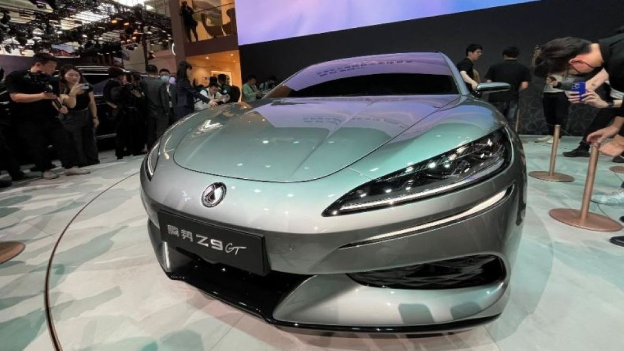 Nama-nama besar di industri otomotif memamerkan kendaraan listrik terbaru di ajang pameran otomotif terbesar Beijing Auto Show 2024. (Foto: Reuters)