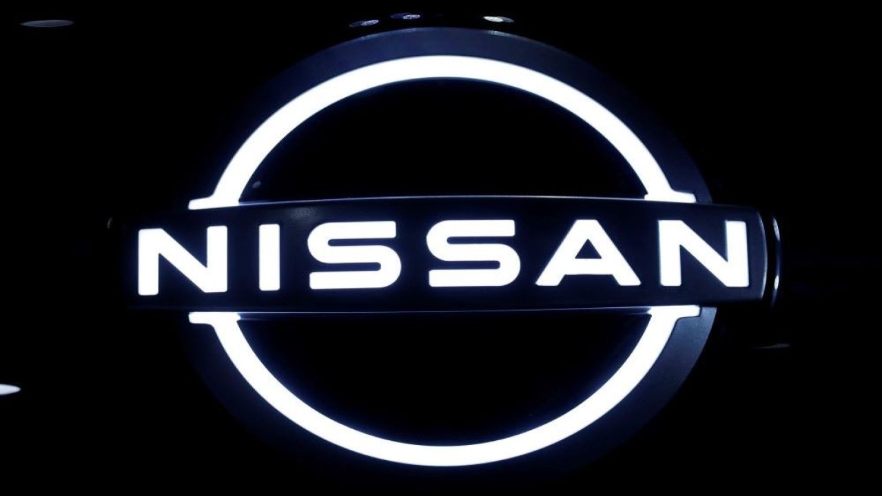 Logo merek Nissan Motor Corp. terlihat di bagian depan SUV bertenaga baterai Ariya baru perusahaan tersebut saat pratinjau pers, menjelang peluncuran perdana dunia, di Nissan Pavilion di Yokohama, selatan Tokyo, Jepang, 14 Juli 2020. (Foto: Issei Kato/Reuters)