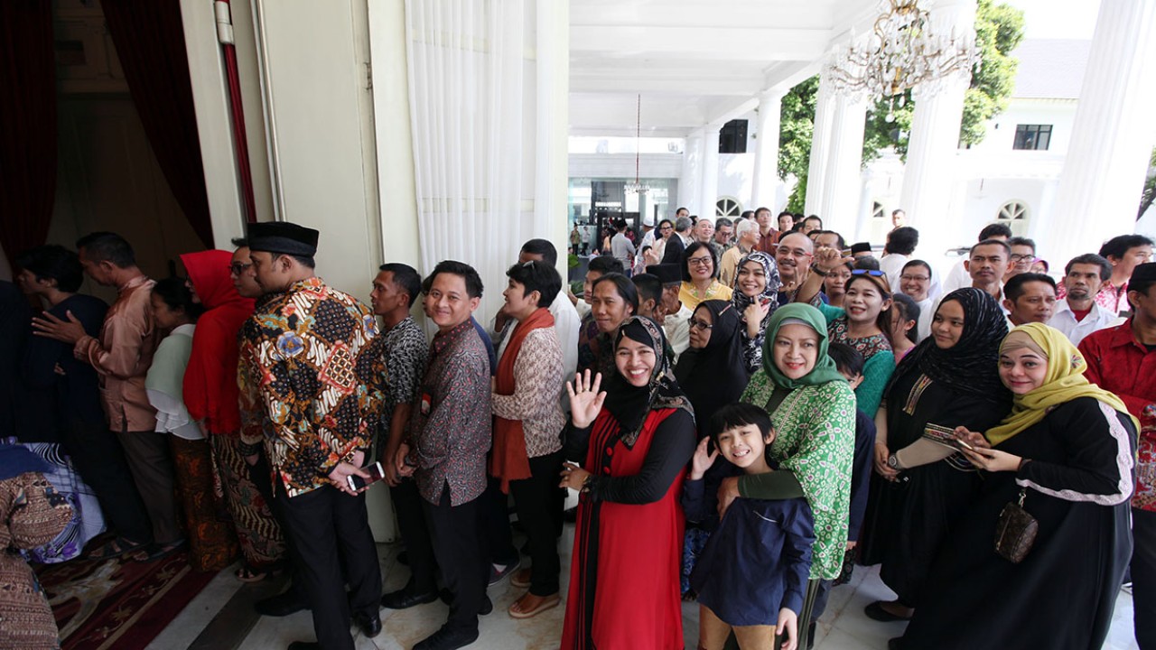 Warga mengantre untuk bersilaturahmi langsung dengan Presiden Jokowi saat open house Lebaran 2024 di Istana Negara/ist