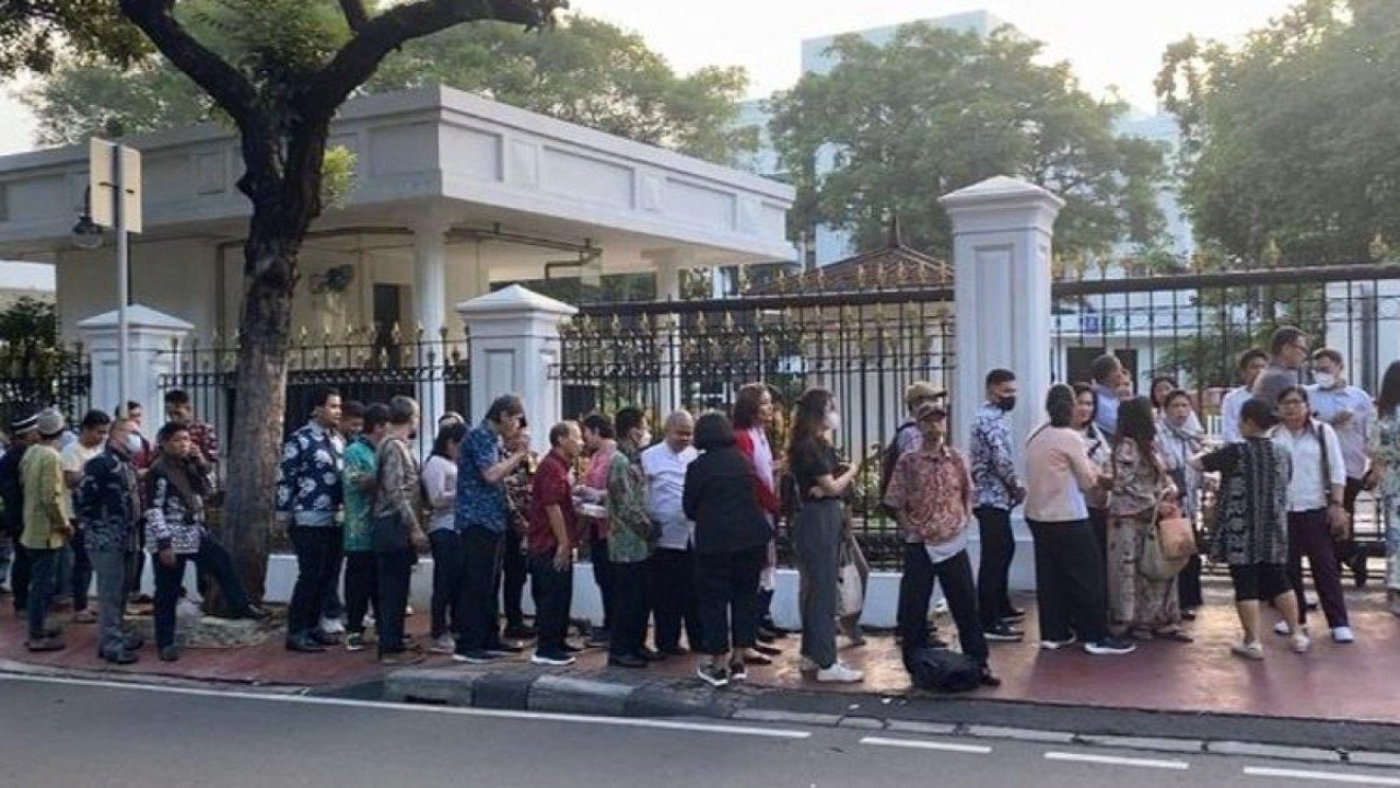 Antrean warga yang hendak menghadiri open house Presiden Jokowi di Istana Negara/ist