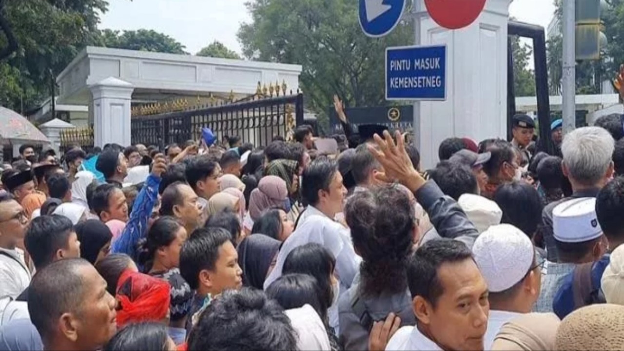 Warga yang datang ke open house Presiden Jokowi di Istana Negara berjejal dan berdesakan di pintu masuk/ist