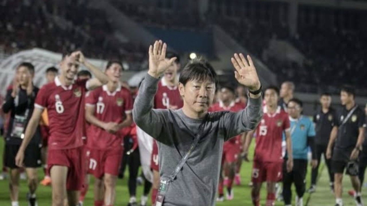 Pelatih Timnas Indonesia Shin Tae-yong bersama skuad Garuda