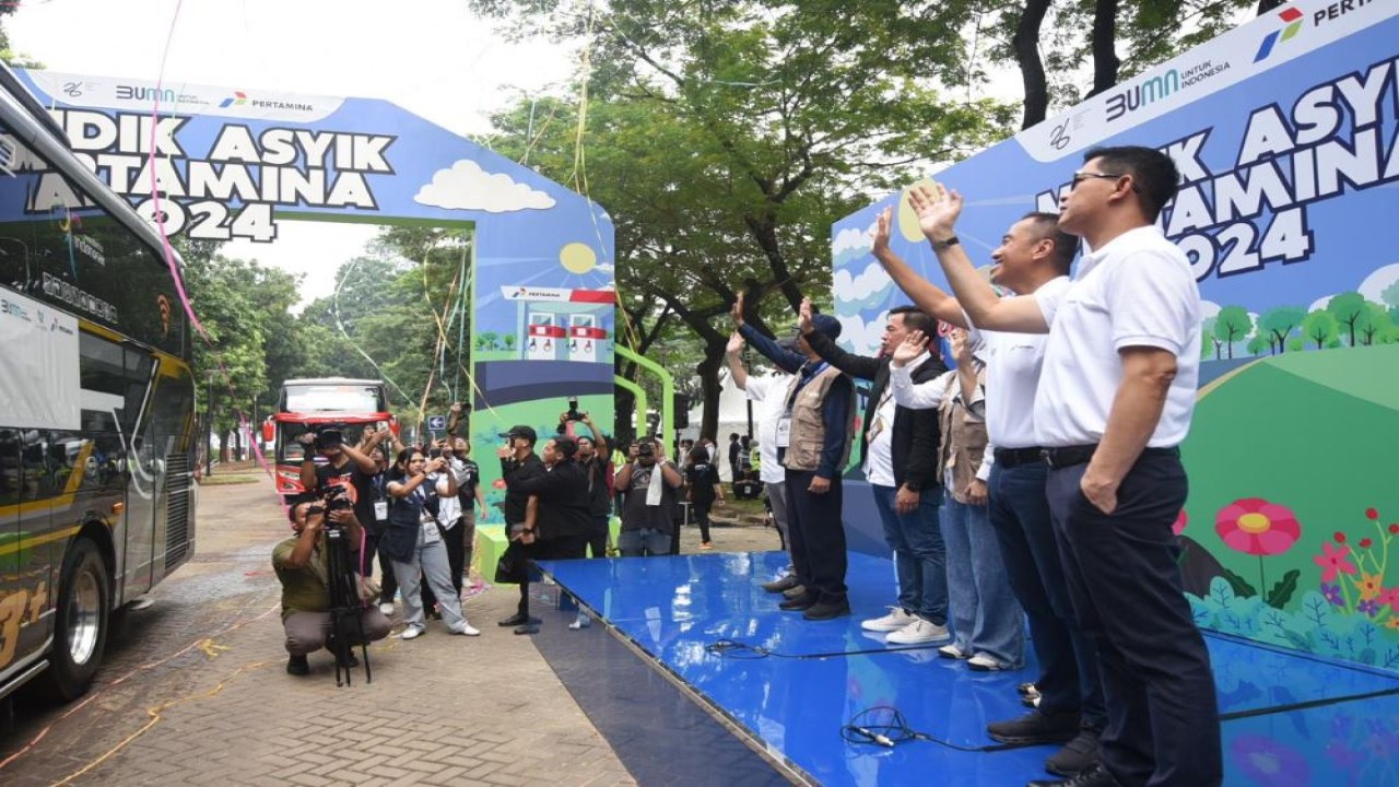 Direktur SDM Pertamina M Erry Sugiharto bersama dengan Corporate Secretary Pertamina Brahmantya S. Poerwadi melepas secara simbolis flag off keberangkatan bus mudik pada acara “Mudik Asyik Pertamina 2024” yang diselenggarakan di Gelora Bung Karno, Jakarta, Rabu (3/4/2024).