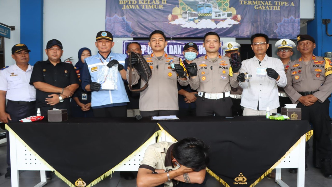 Polres Tulungagung bersama dengan BNNK Tulungagung dan Dinas Perhubungan Kab. Tulungagung melaksanakan kegiatan tes urine pada sejumlah Pengemudi Bus sekaligus Ramp Check kendaraan jelang puncak arus balik Lebaran 2024 di Terminal Gayatri Tulungagung