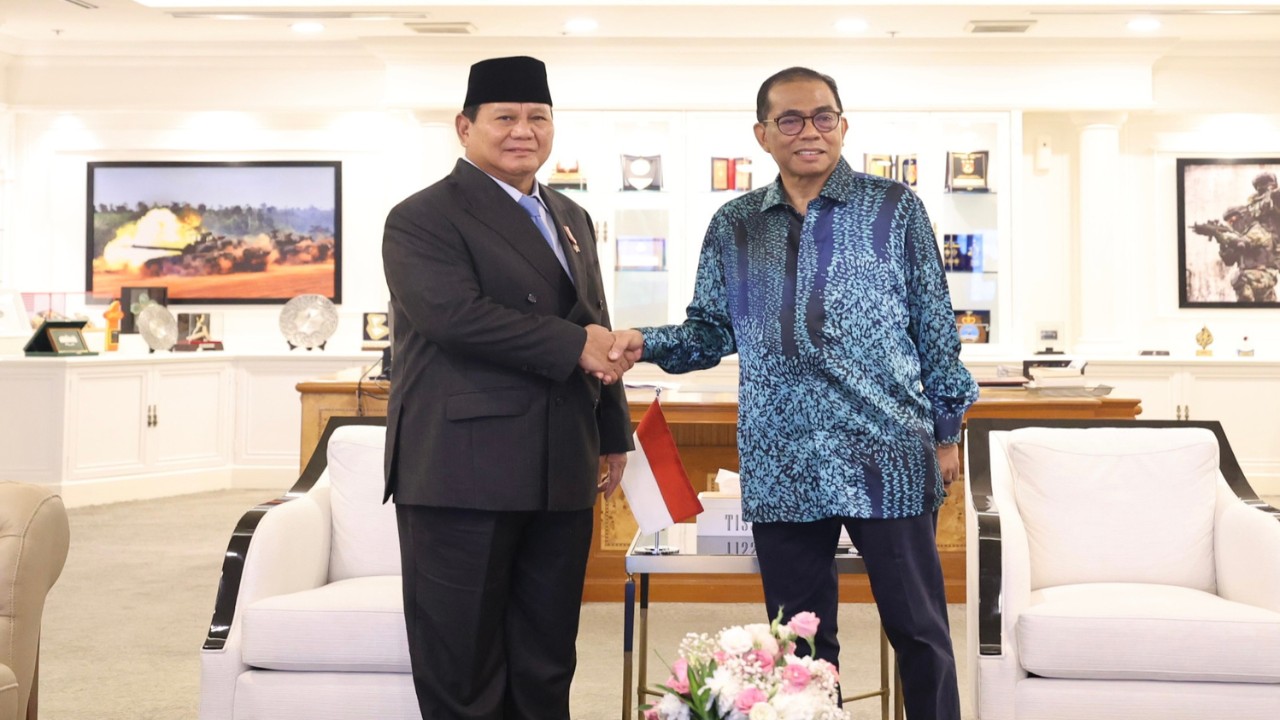 Menteri Pertahanan RI Prabowo Subianto melakukan pertemuan dengan Menteri Pertahanan Malaysia YM Dato' Seri Mohamed Khaled bin Nordin