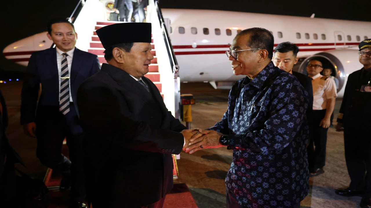 Menteri Pertahanan RI Prabowo Subianto tiba di Pangkalan Udara Subang di Shah Alam, Selangor, Malaysia.