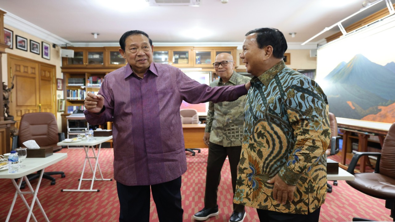 Prabowo Subianto mengunjungi kediaman Presiden ke-6 RI, Susilo Bambang Yudhoyono (SBY) di Cikeas, Bogor, Jawa Barat.