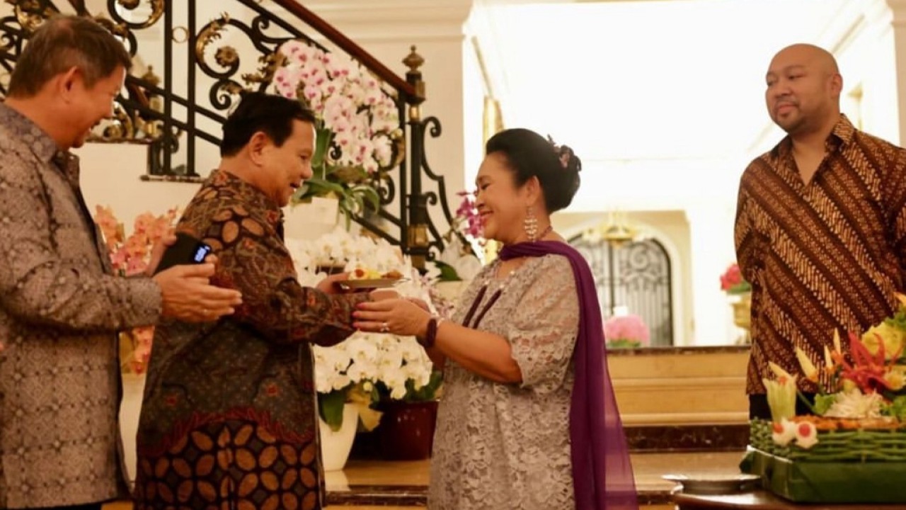 Titiek Soeharto saat menyerahkan potongan tumpeng ke Prabowo Subianto. (Instagram)