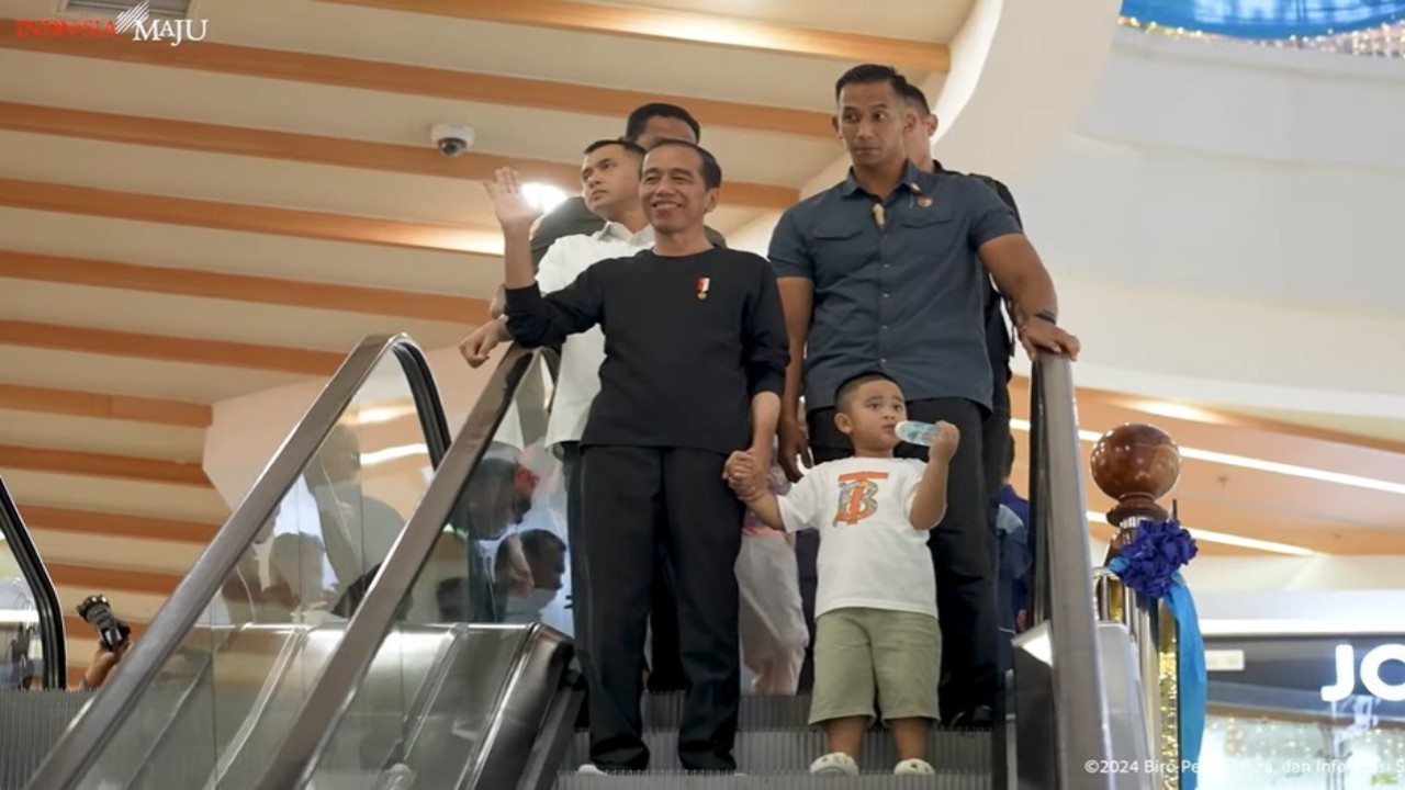 Presiden Joko Widodo mengajak cucu-cucunya bermain di Mal Centre Point, Medan. (Foto: YouTube Sekretariat Presiden)