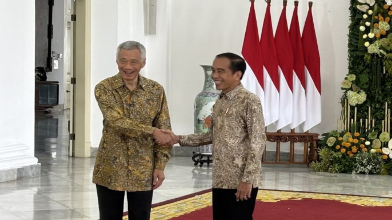 Presiden Joko Widodo berjabat tangan dengan Perdana Menteri Singapura Lee Hsien Loong. (Antara)