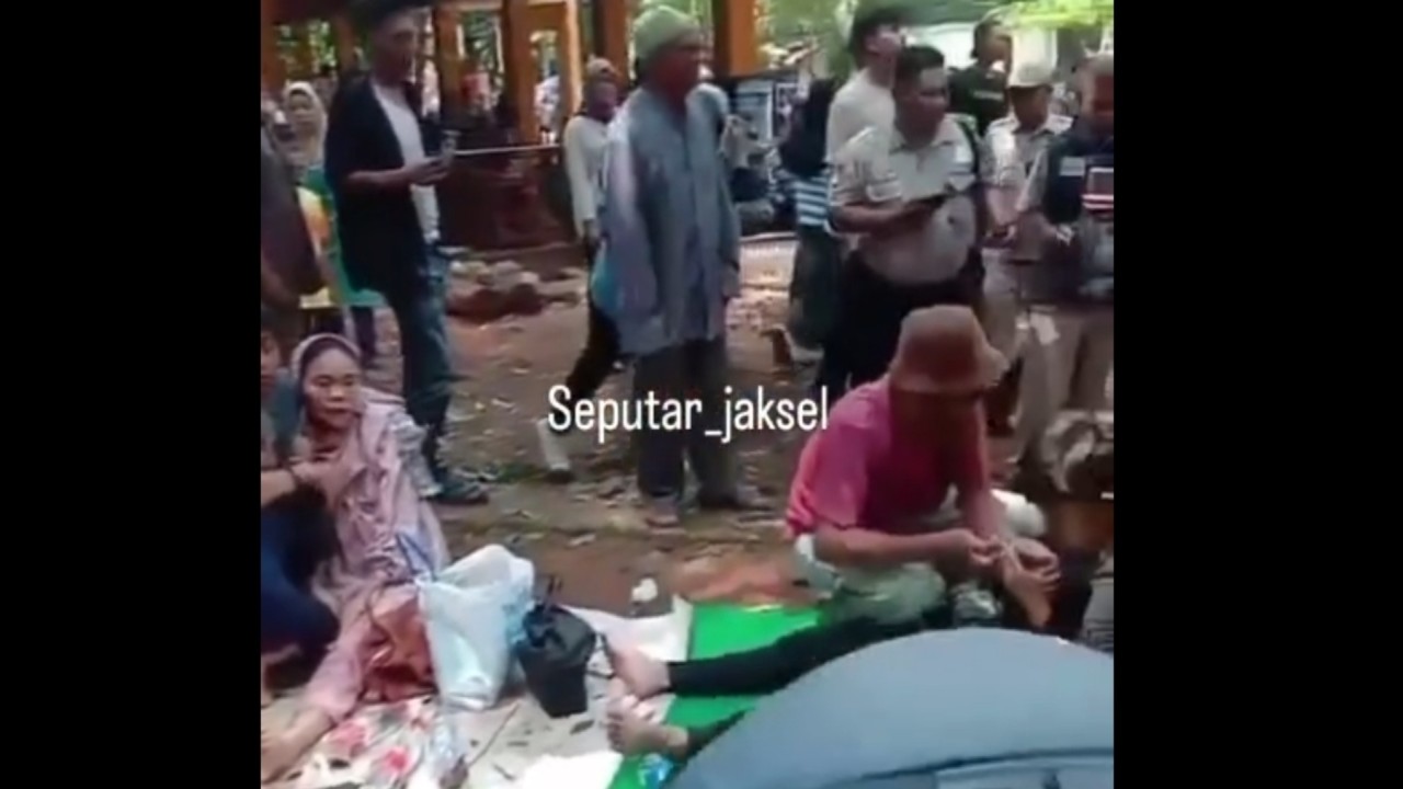 Pengunjung Ragunan yang tertimpa dahan pohon. (Instagram)