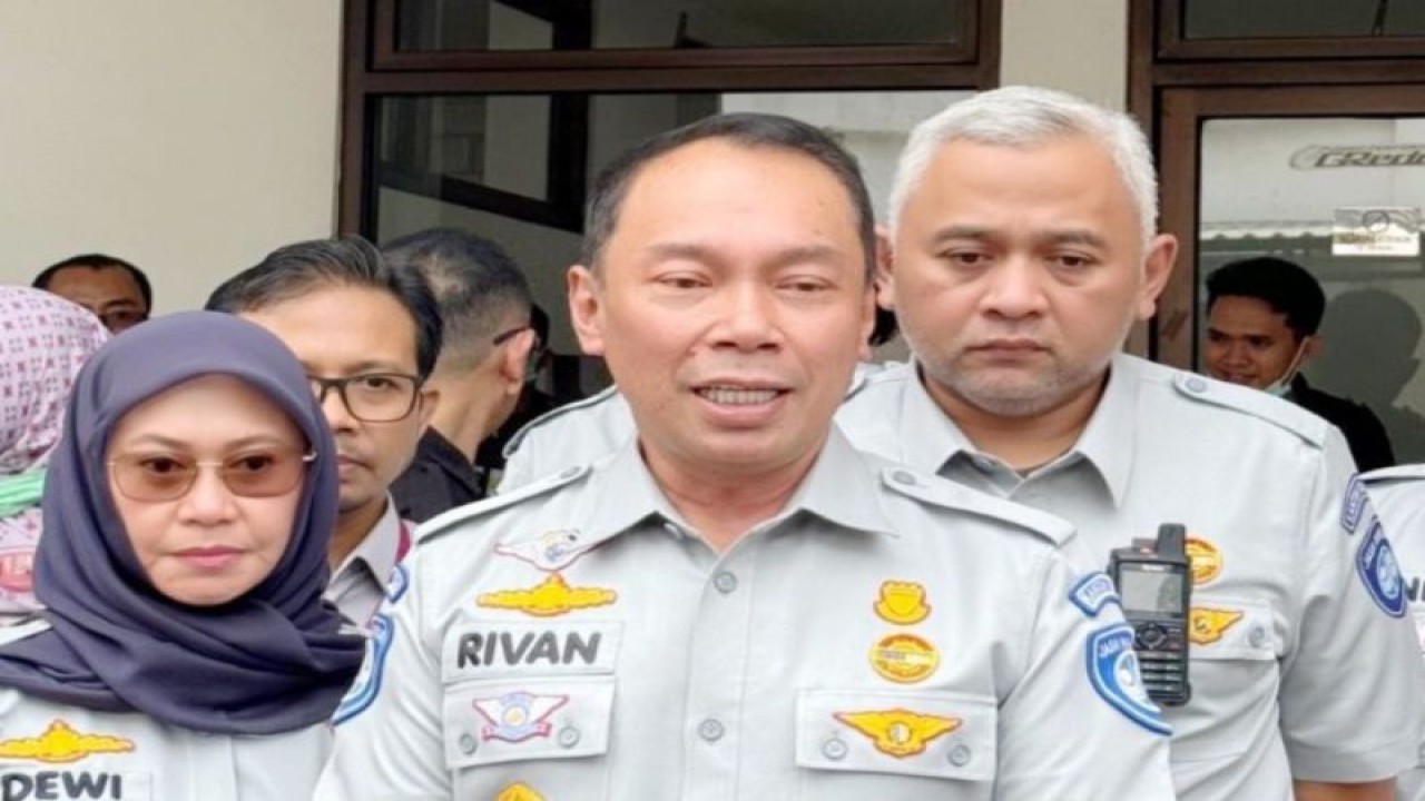 Direktur Utama PT Jasa Raharja (Persero) Rivan A. Purwantono saat melakukan kunjungan ke RSUD Karawang, Jawa Barat. (Antara)