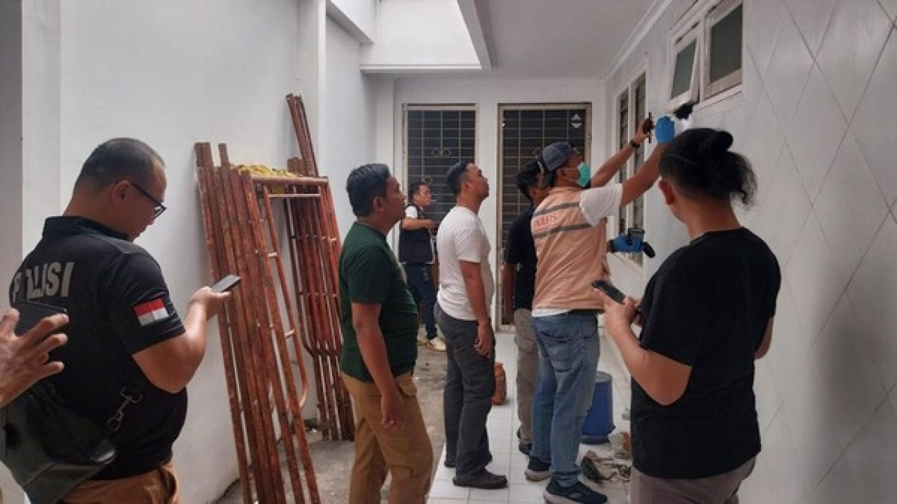 Polisi melakukan olah TKP di Rumah Pemenangan Prabowo-Gibran yang dibobol pencuri.
