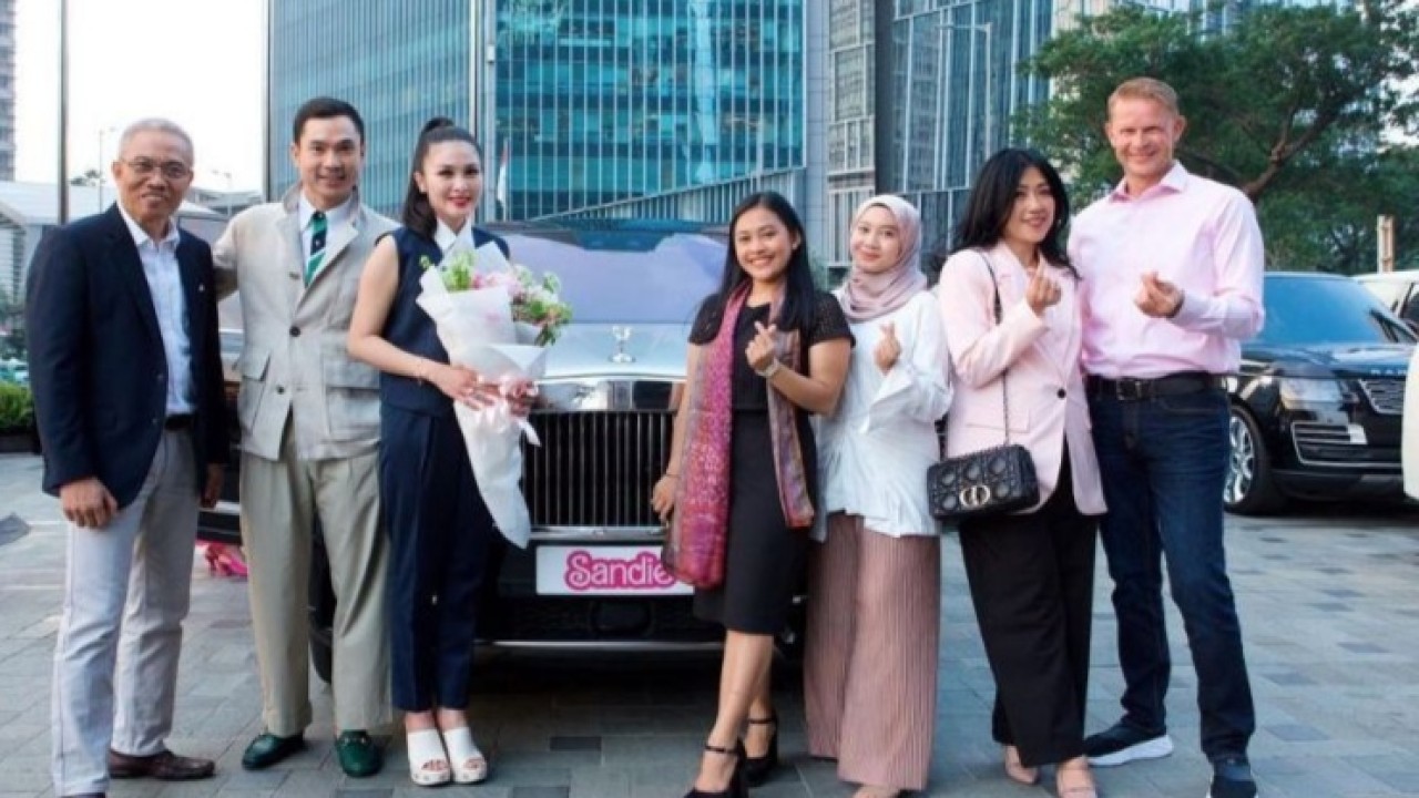 Artis Sandra Dewi saat menerima kado mobil Rolls-Royce dari suaminya Harvey Moeis. (Net)
