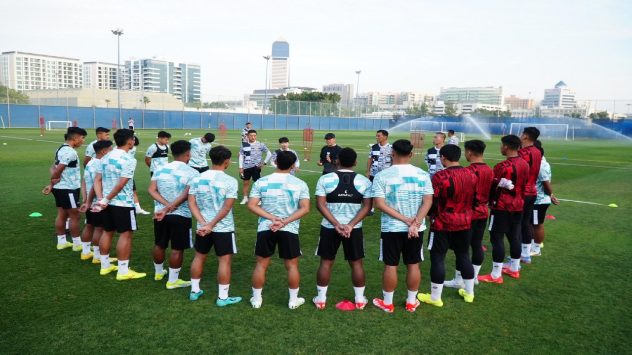 Shin Tae-yong saat memberi pengarahan kepada para pemainnya di Dubai, Uni Emirat Arab. (dok PSSI)