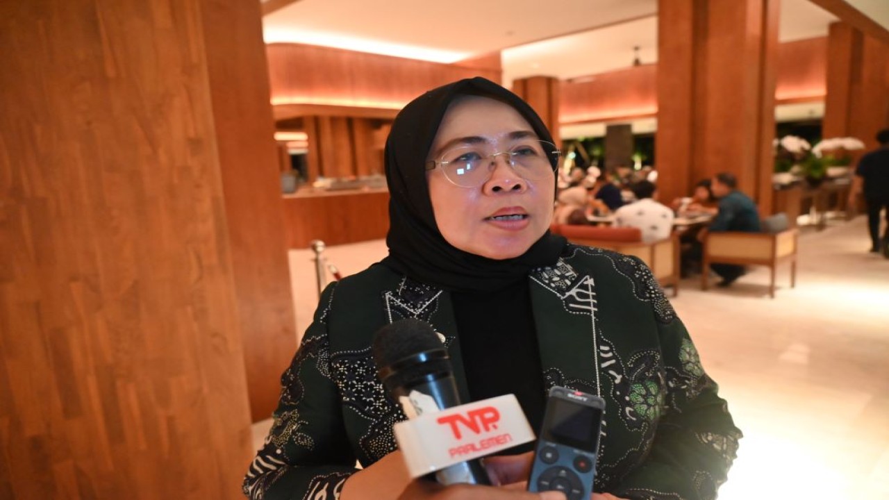 Anggota Komisi VI DPR RI Siti Mukaromah saat diwawancarai Parlementaria usai mengikuti Kunjungan Kerja Reses Komisi VI DPR RI di Denpasar. Foto: Husen/vel