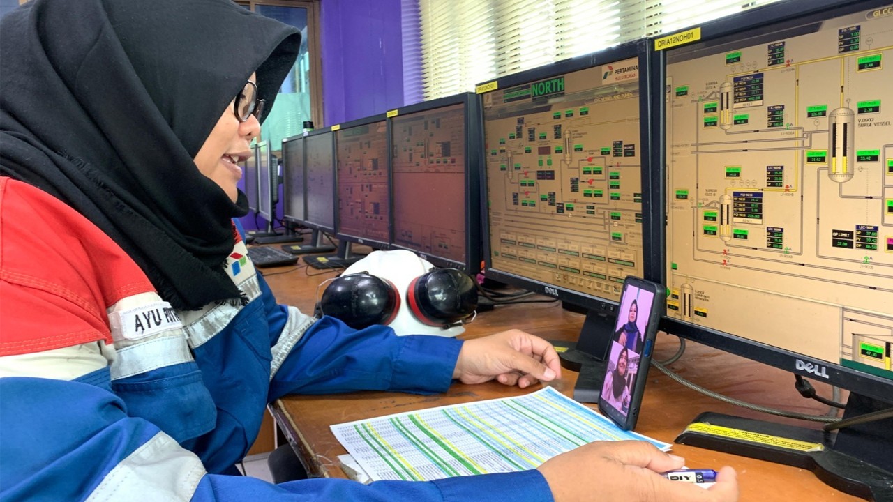 Seorang pekerja migas PT Pertamina Hulu Rokan (PHR), Ayu Putri Lestari, sedang melakukan video call dengan keluarganya di momen hari Idul Fitri 1445 H. Meskipun harus bekerja di hari raya, Ayu tak pupus semangat dalam berkontribusi untuk menjaga ketahanan energi.