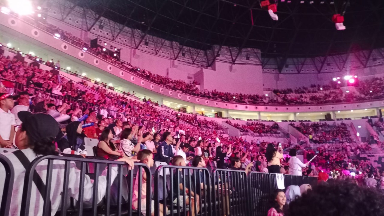 Suasana di dalam Indonesia Arena jelang pertandingan Indonesia All Stars vs Red Sparks, Sabtu (20/4/2024). (Arfa Gandhi/Nusantaratv.com)