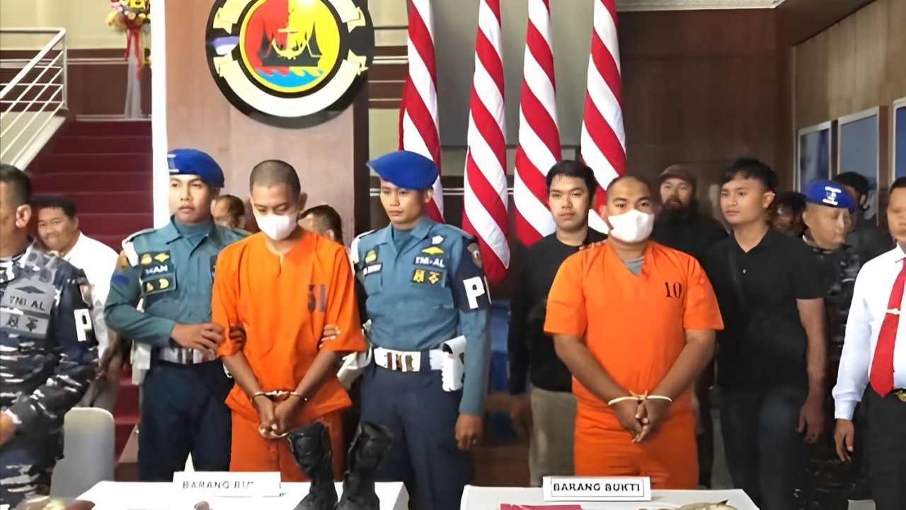 Dua tersangka pembunuhan casis Bintara TNI AL. (Foto: Tangkap layar Tiktok/sumbar_petang)