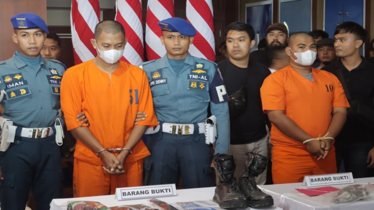 Serda Pom Ardan Aryan Marsal (baju oranye) kiri bersama tersangka lainnya Muhammad Alfin Andrian (baju oren) kanan, pelaku kasus dugaan pembunuhan berencana di Padang. (Foto: ANTARA)