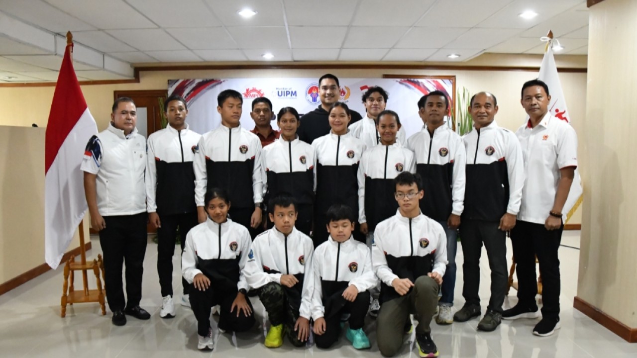 Timnas Modern Pentathlon Indonesia bersama Menpora Dito Ariotedjo dan Ketum PP MPI Marsda TNI Purwoko serta anggota NOC Indonesia Hifni Hasan