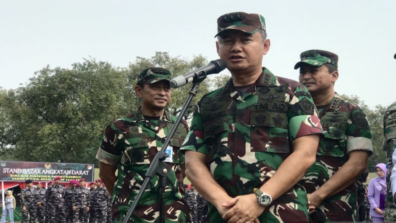 Panglima Komando Gabungan Wilayah Pertahanan (Pangkogabwilhan) II Marsekal Madya TNI Mohamad Tonny Harjono (kanan) mendampingi Kepala Staf Umum (Kasum) TNI Letjen TNI Bambang Ismawan (tengah) membuka Bazar Ramadhan di Mabes TNI, Cilangkap. (Foto: ANTARA)