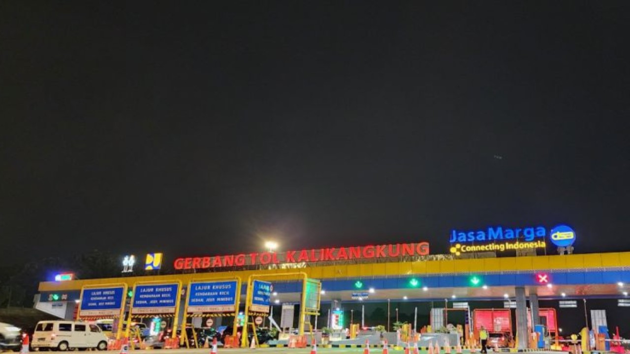 Suasana di gerbang Tol Kalikangkung Semarang, Jumat (5/4) malam. (Foto: ANTARA/I.C. Senjaya)