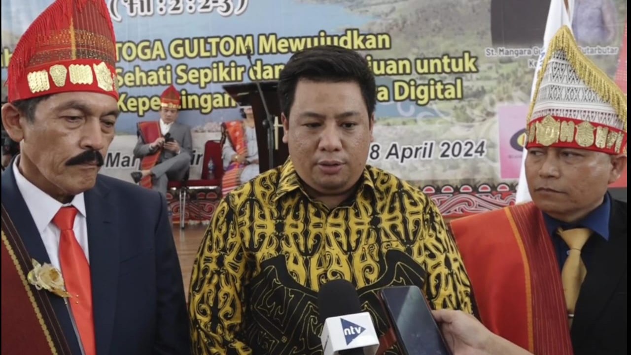 Bupati Samosir Vandiko T. Gultom, ST memberikan keterangan pers saat menghadiri acara Pesta Partangiangan Bona Taon Toga Gultom Dohot Boruna Se-Jadetabek 2024 di Sopo Marpingkir HKBP Pulo Gebang, Jakarta, Minggu (28/4/2024).