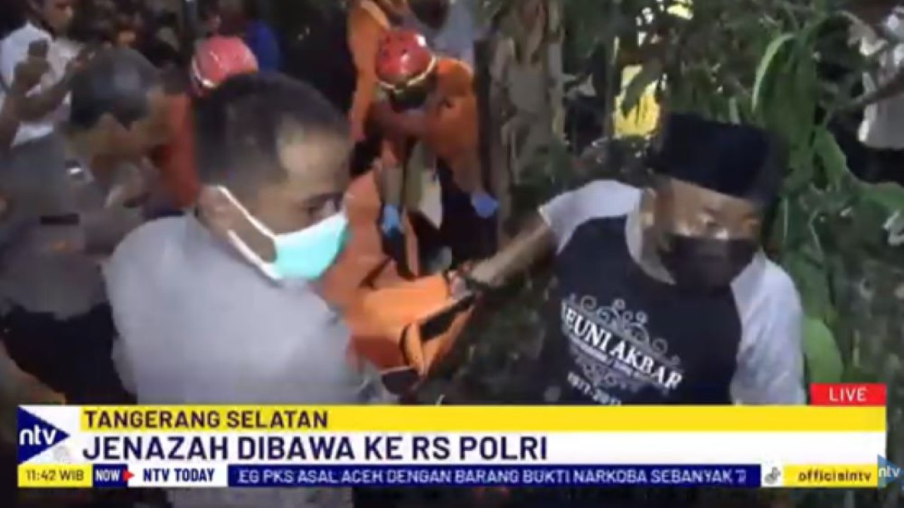 Petugas mengevakuasi jenazah korban yang ditemukan meninggal dalam toren air