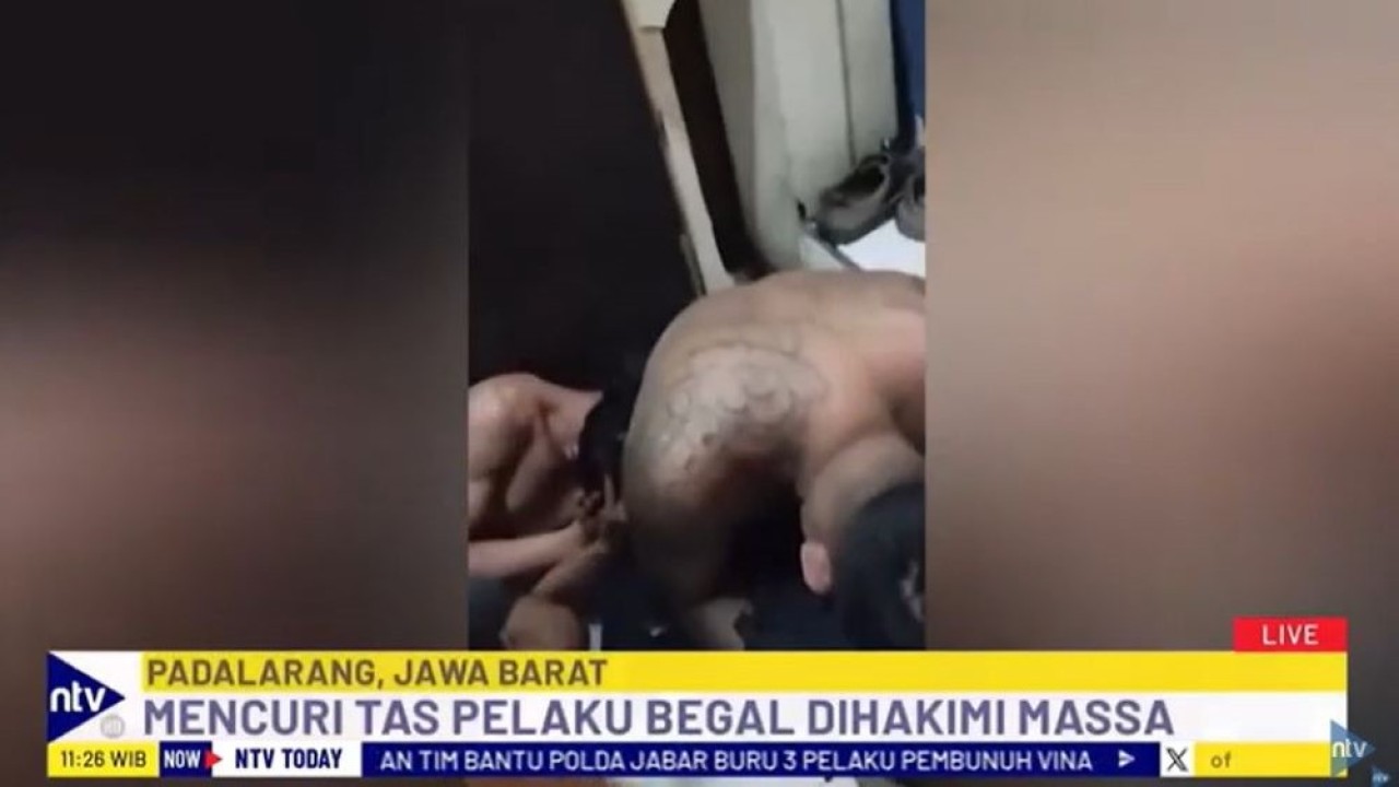 Dua orang pelaku begal di Padalarang, Kabupaten Bandung Barat, Jawa Barat, babak belur dihajar massa akibat kedapatan merampas tas sepasang suami istri.