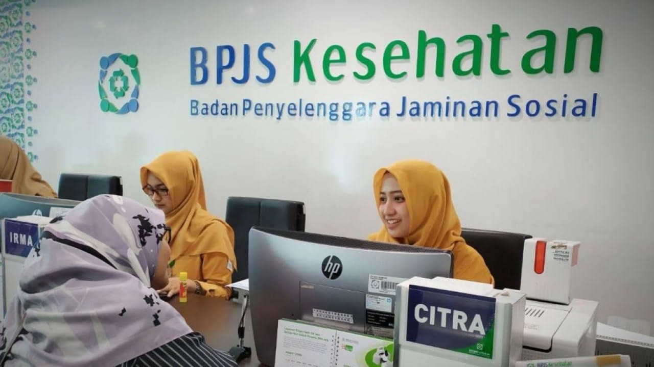 Petugas BPJS Kesehatan sedang melayani masyarakat/ist