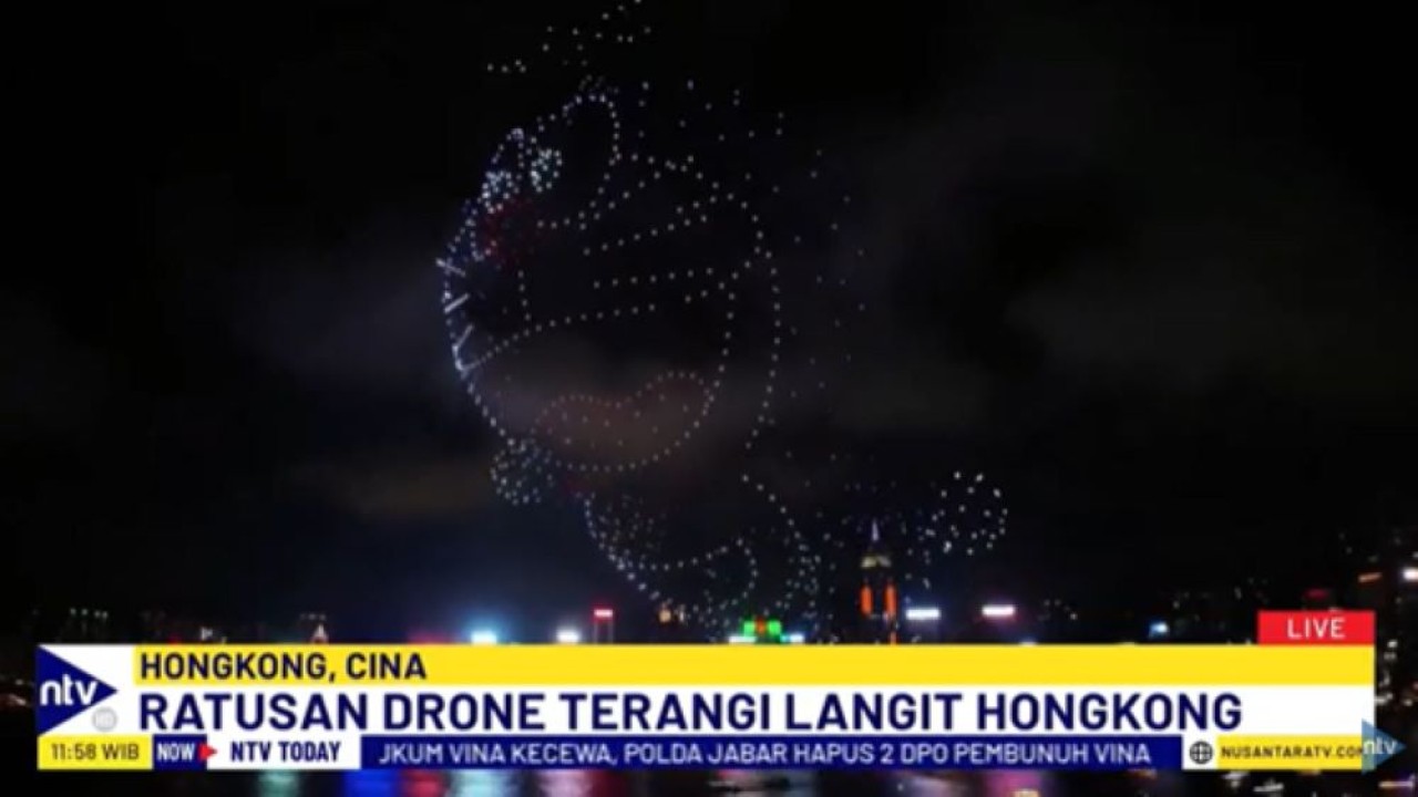 Gambar Doraemon yang terbentuk dari ratusan drone menghiasi langit di Pelabuhan Victoria Hong Kong