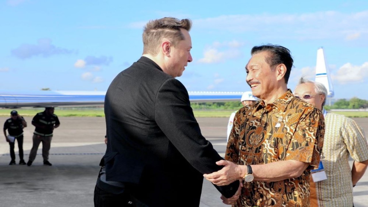 Menko Marves Luhut Binsar Pandjaitan menjemput CEO SpaceX sekaligus Tesla Inc, Elon Musk di Bandara Internasional I Gusti Ngurah Rai, Bali pada Minggu (19/5/2024). (Foto: Kemenko Marves)