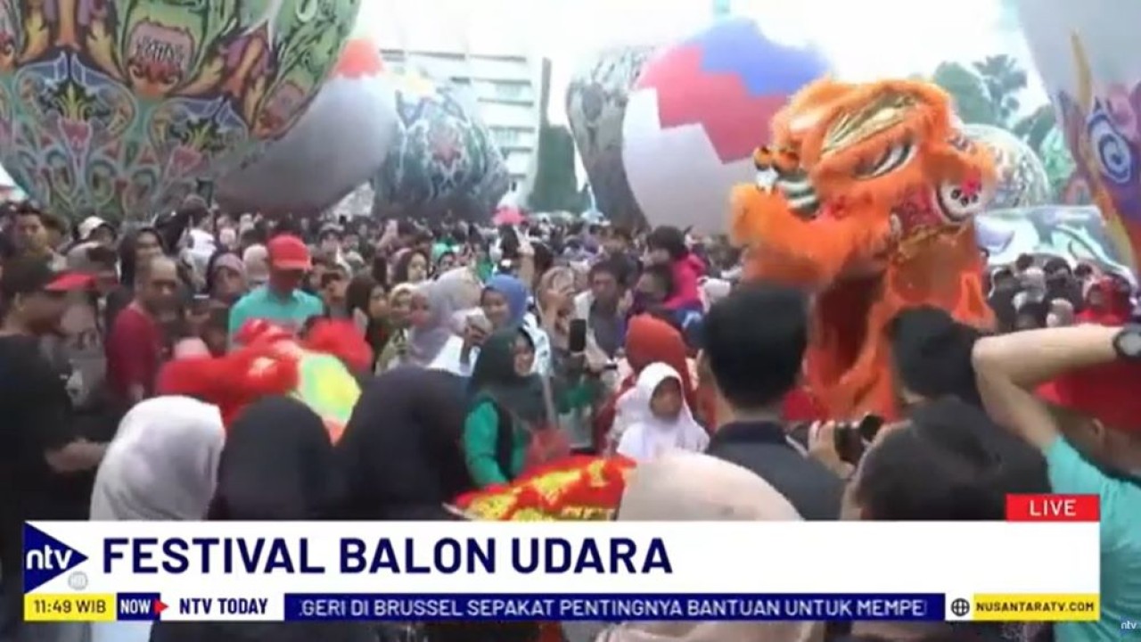 Halaman kampus UMP dibanjiri ribuan warga yang ingin menyaksikan festival balon udara tersebut secara langsung.