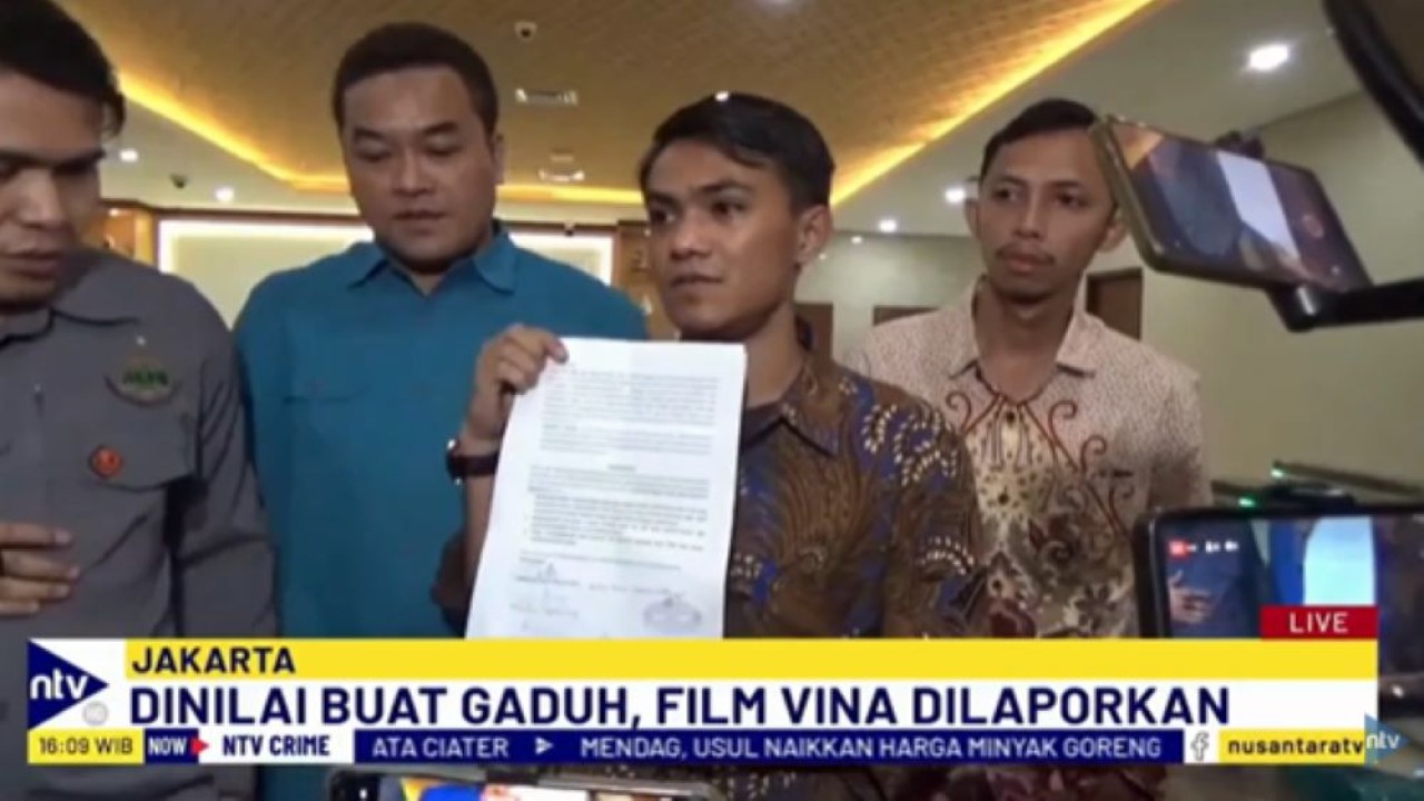 Para pengurus ALMI memperlihatkan surat bukti pelaporan film Vina: Sebelum 7 hari ke Bareskrim Polri