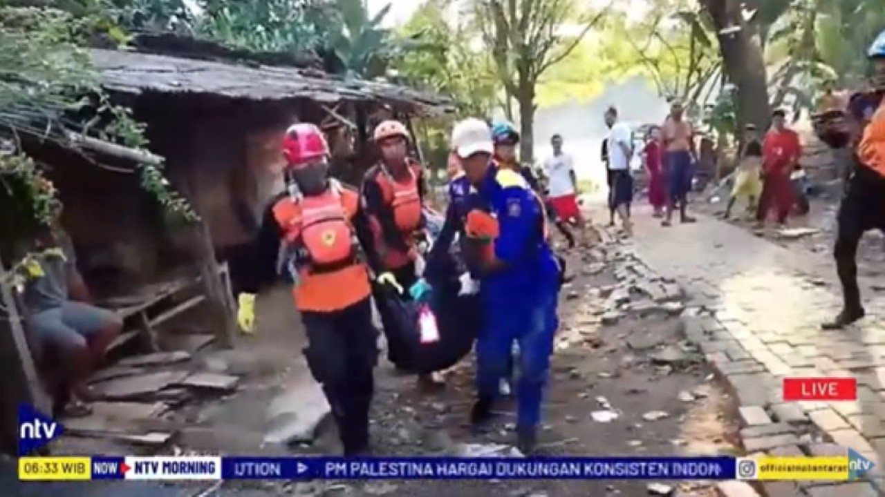 Tim Basarnas mengevakuasi jasad korban yang terjun ke Sungai Cisadane untuk menghindari geng motor