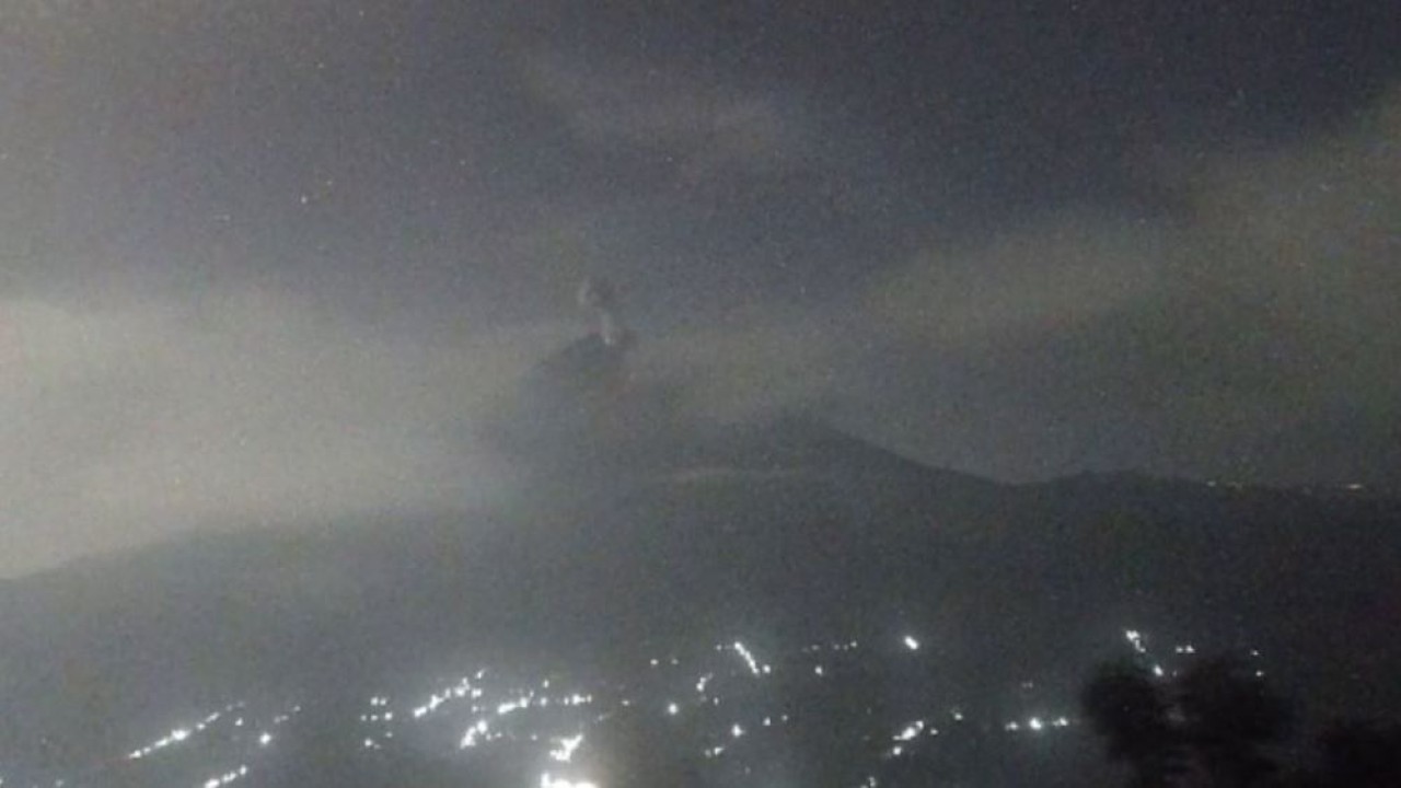 Terjadi erupsi Gunung Semeru pada Minggu, 19 Mei 2024, pukul 00:39 WIB tinggi kolom abu teramati ± 700 m di atas puncak. (Foto: Twitter @PVMBG)