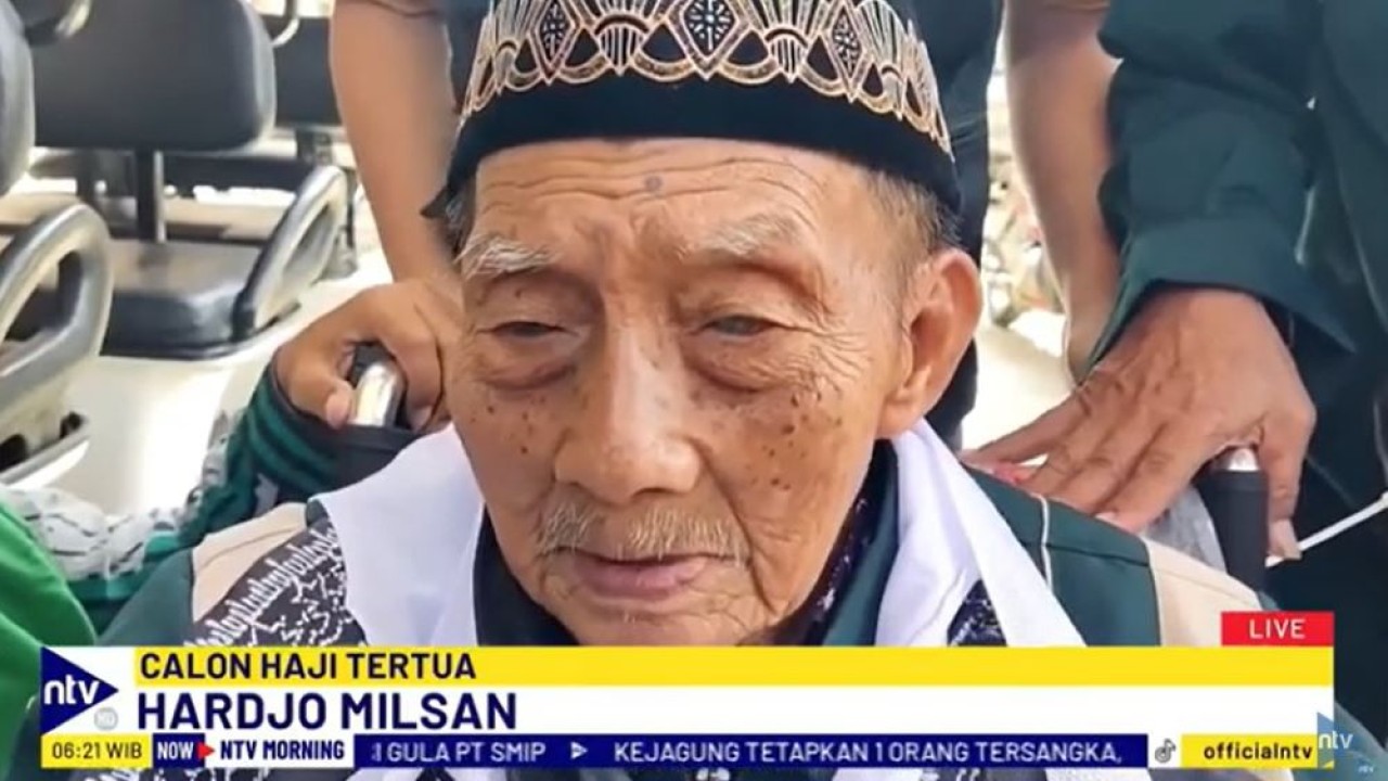 Hardjo Mislan yang berusia 109 tahun menjadi haji tertua di Embarkasi Surabaya.