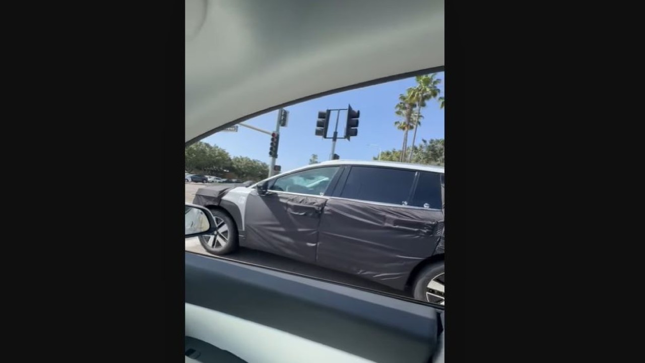 SUV listrik tiga baris Hyundai yang dibalut kamuflase terlihat sedang diuji coba di jalan-jalan Amerika Serikat (AS). (Foto: Tangkapan layar YouTube KindelAuto)