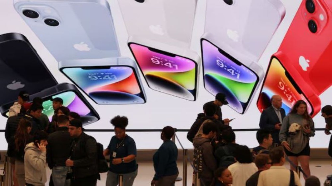 Pelanggan mengantri di toko Apple Fifth Avenue untuk peluncuran rangkaian Apple iPhone 14 di Manhattan, New York City, Amerika Serikat, pada 16 September 2022. (Foto: Dok/Andrew Kelly/Reuters)