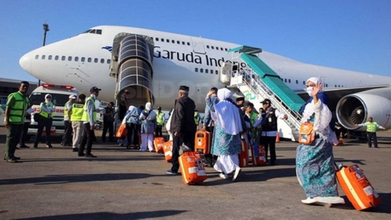 Ilustrasi. Jamaah haji Indonesia bersiap menaiki pesawat Garuda yang akan membawa mereka ke Tanah Suci melaksanakan ibadah haji. (Foto: Istimewa)