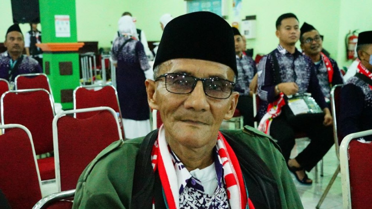 Rohmat (63), jamaah haji asal Kabupaten Grobogan, Jawa Tengah, bersyukur impiannya untuk haji tahun ini terpenuhi. (Foto: Humas Kemenag)