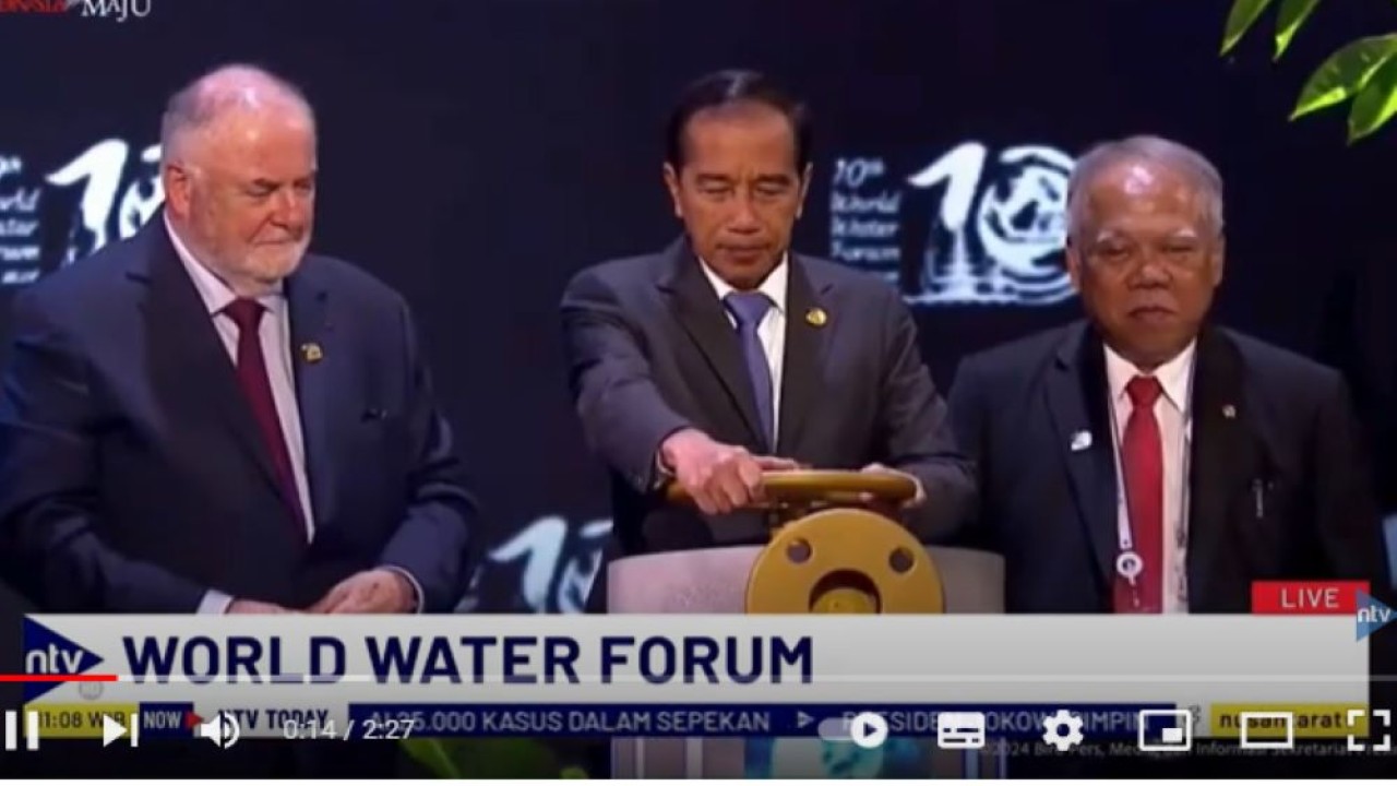 Jokowi memutar kran menandai pembukaan KTT World Water Forum ke-10 di Bali