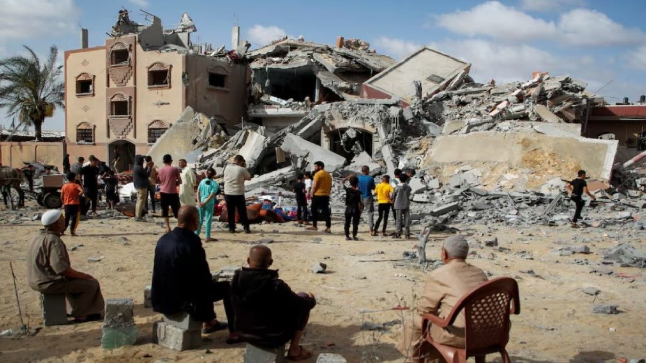 Warga Palestina melihat lokasi serangan Israel terhadap sebuah rumah, di tengah konflik yang sedang berlangsung antara Israel dan Hamas, di Rafah, di selatan Jalur Gaza 5 Mei 2024. (Foto: Hatem Khaled/Reuters)