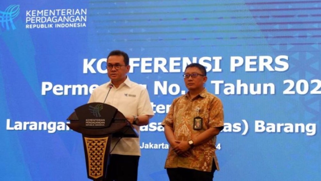 Direktur Jenderal Perdagangan Luar Negeri Kemendag Budi Santoso menghadiri konferensi pers di aula kantor Kemendag, Jakarta, Minggu (19/5/2024). (Foto: ANTARA/Uyu Septiyati Liman).
