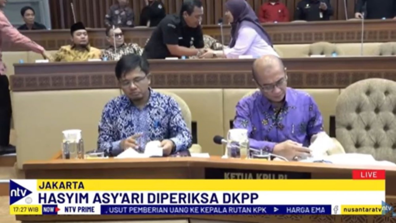 Ketua KPU Hasyim Asy'ari (kanan) saat menjalani sidang kasus dugaan asusila oleh DKPP